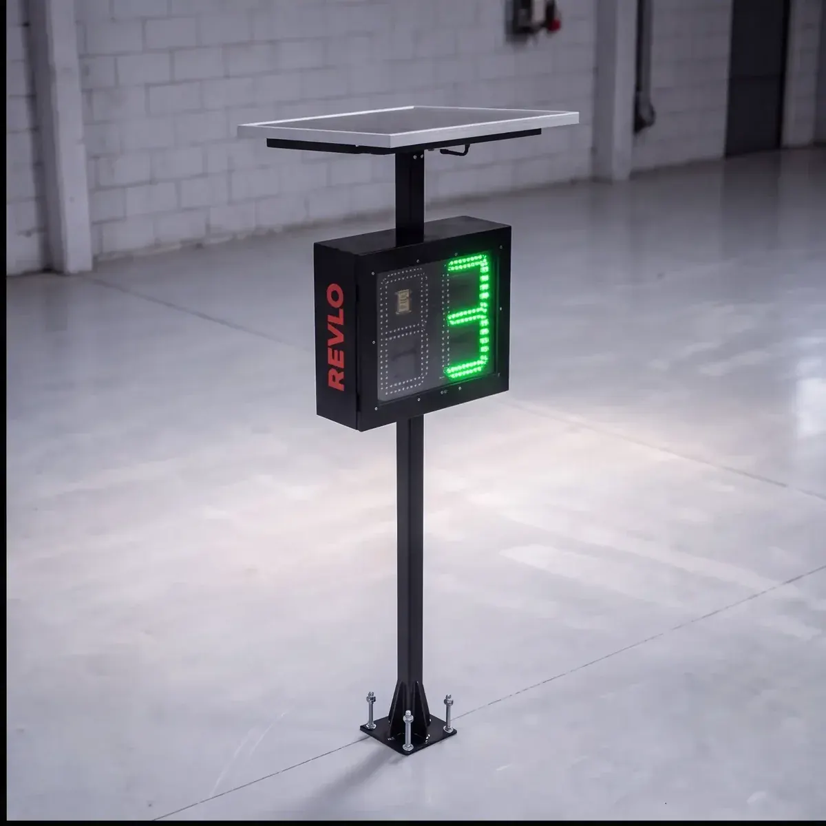 Lombada eletrônica Revlo em coluna com painel solar no topo e display de LED verde