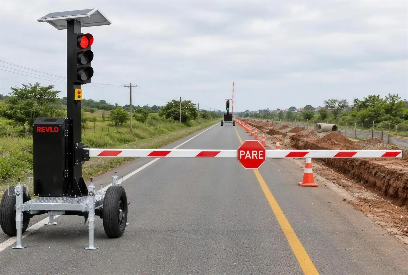 Semáforo móvel Revlo com cancela fechada e placa PARE em rodovia com obra em meia pista